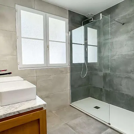 Superbe Entierement Renovee Avec Piscine A Proximite De La